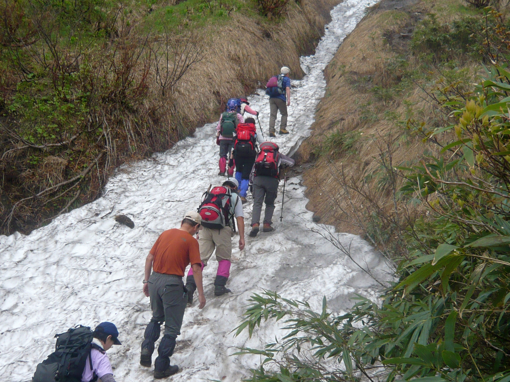  結構危険な雪渓をつめます