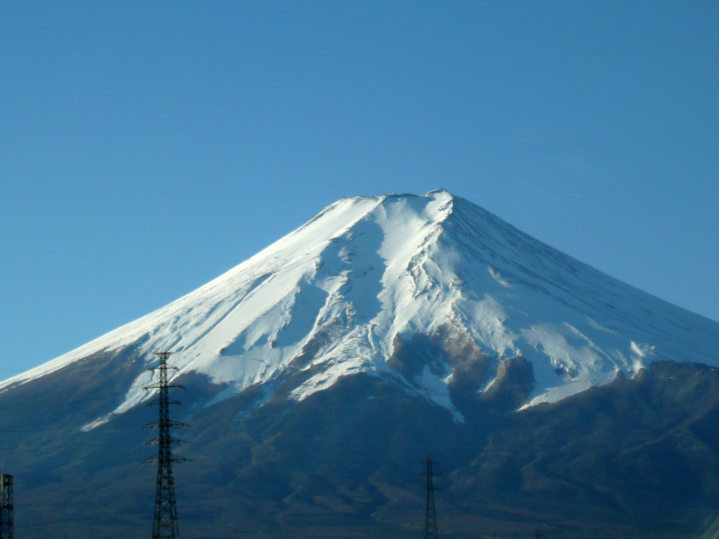  車の前方に富士山が