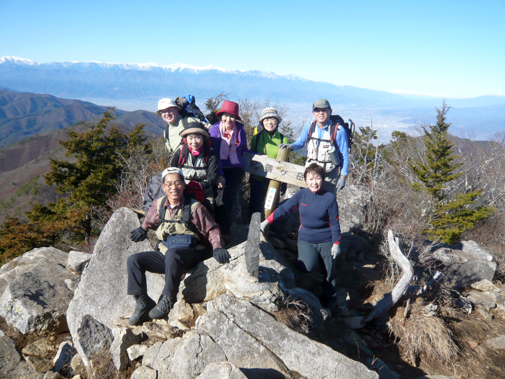  釈迦ヶ岳山頂にて（背景は南アルプス）