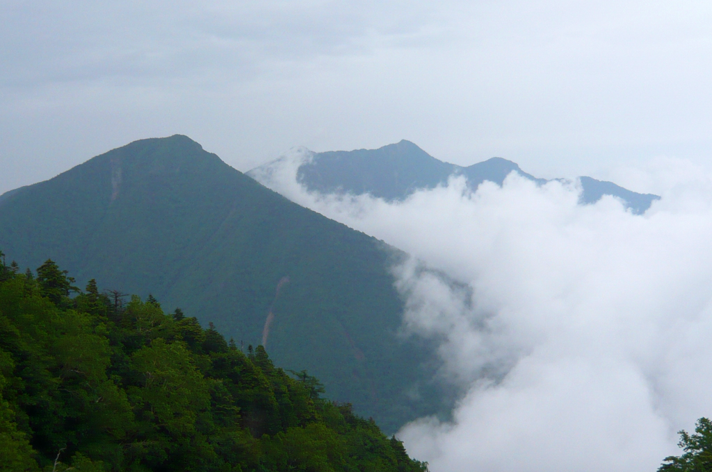  女峰山を望む