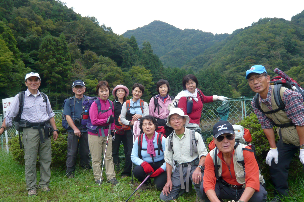 高畑山をバックに