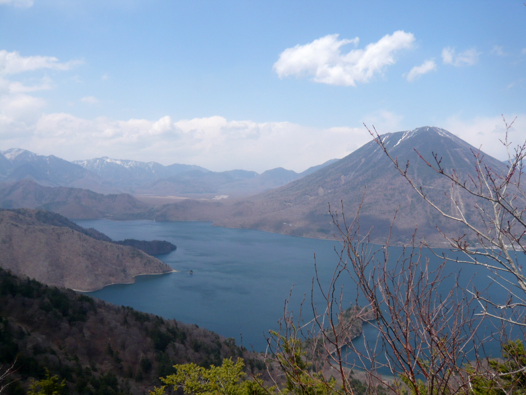 男体山と中禅寺湖