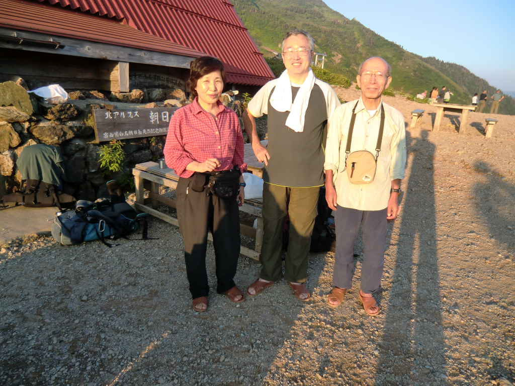 朝日小屋の前で