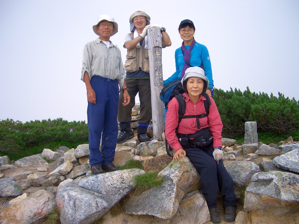 やっと赤牛岳(2,864m)山頂に着きました