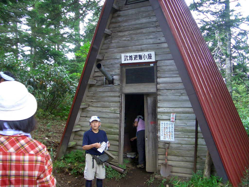  避難小屋前で小休止