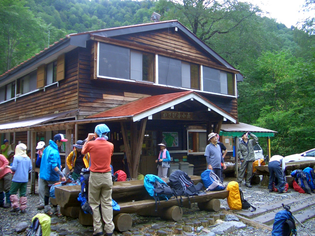  わさび平小屋のにぎわい