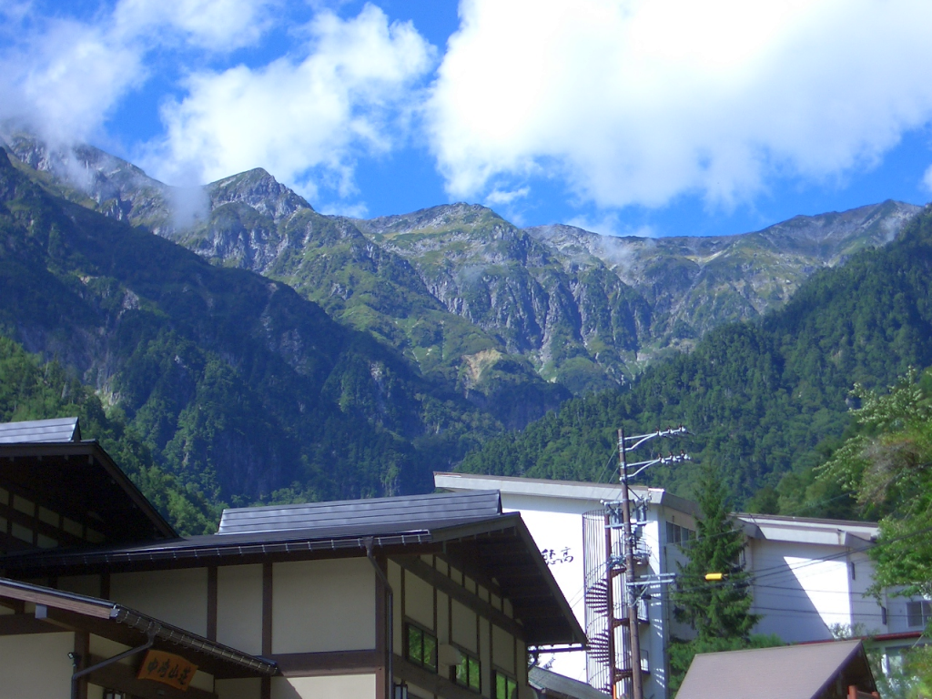 お風呂に入った中崎山荘から見た笠ヶ岳