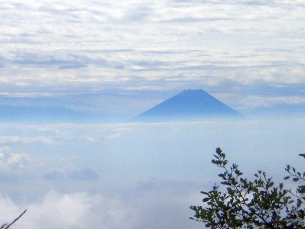  雲海の向こうに富士山が