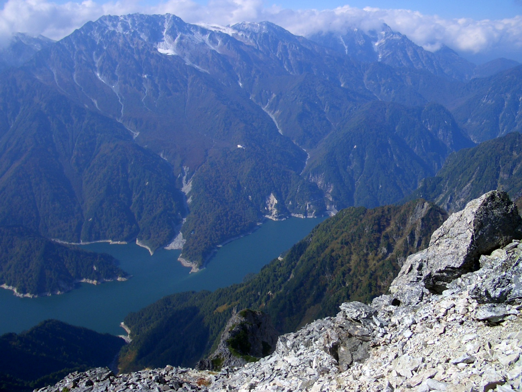 黒部湖と剣岳方向