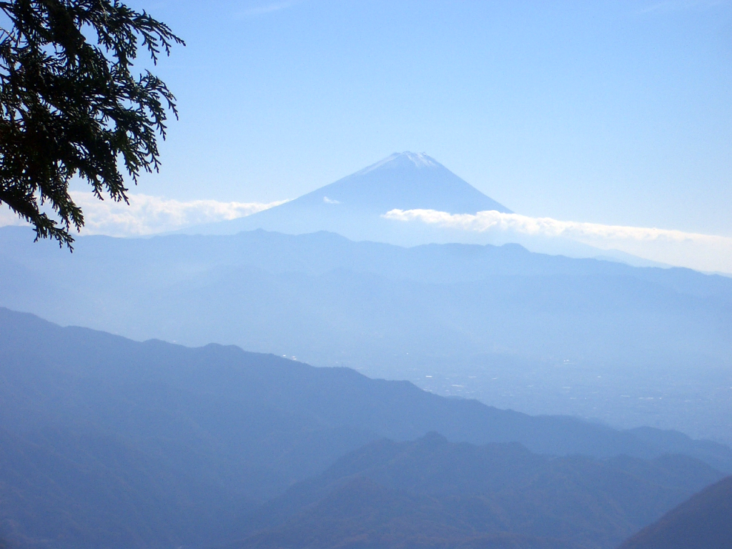  遠くに富士山が