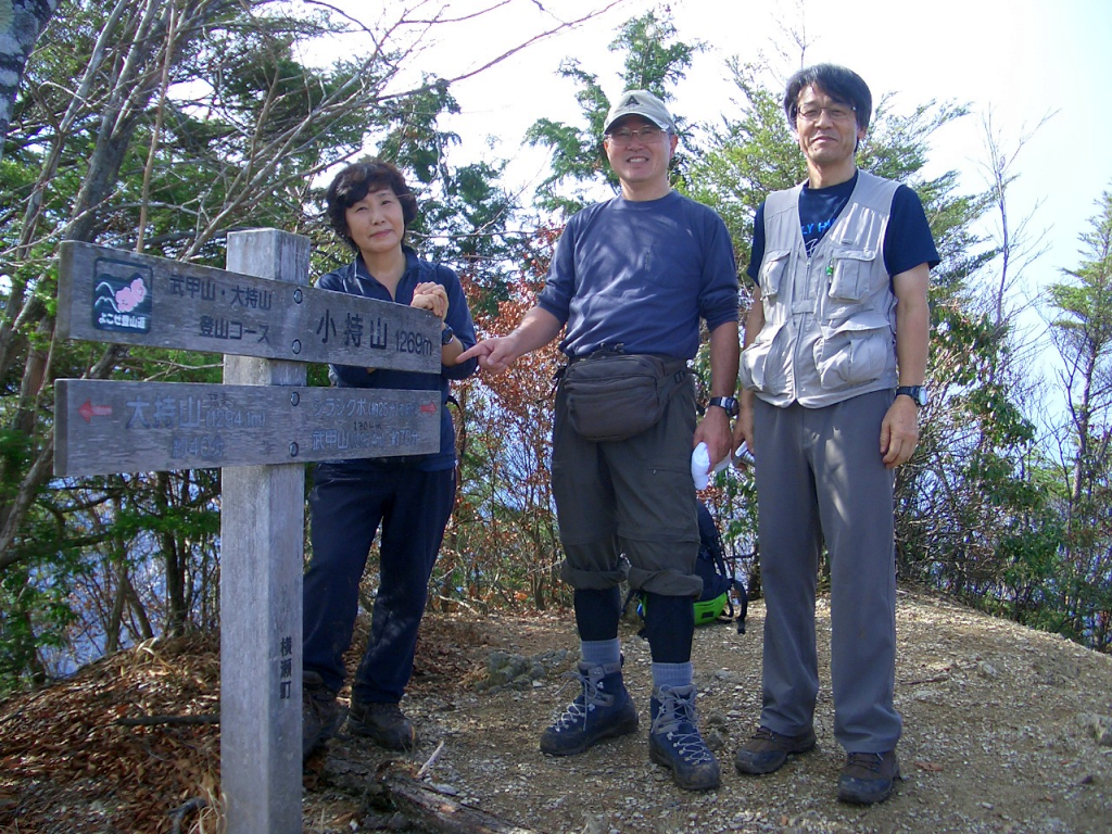  小持山山頂にて