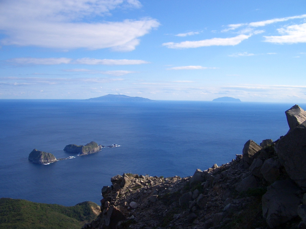  海の向うに三宅島、御蔵島が