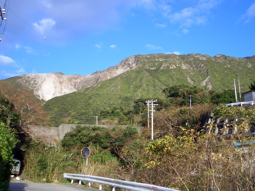 楽しかった思い出を胸に、麓より天上山を望む