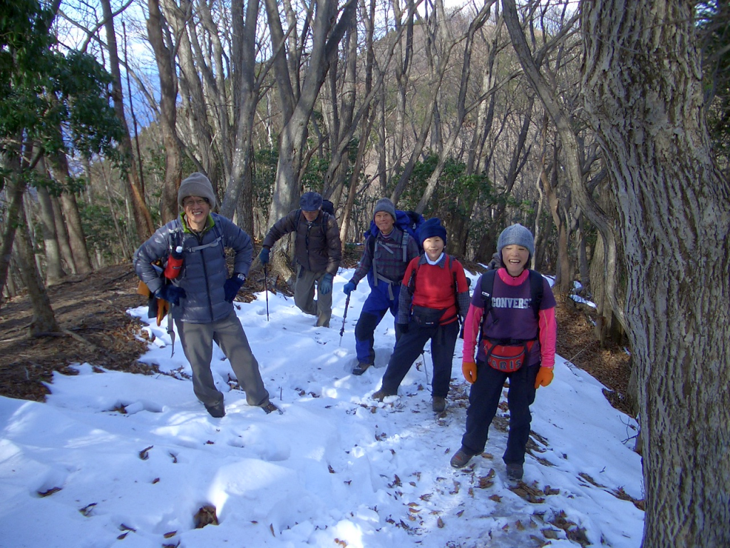  雪のついた登り道で