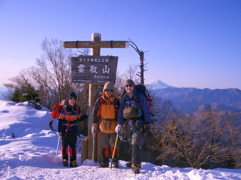 雲取山山頂にて富士をバックに