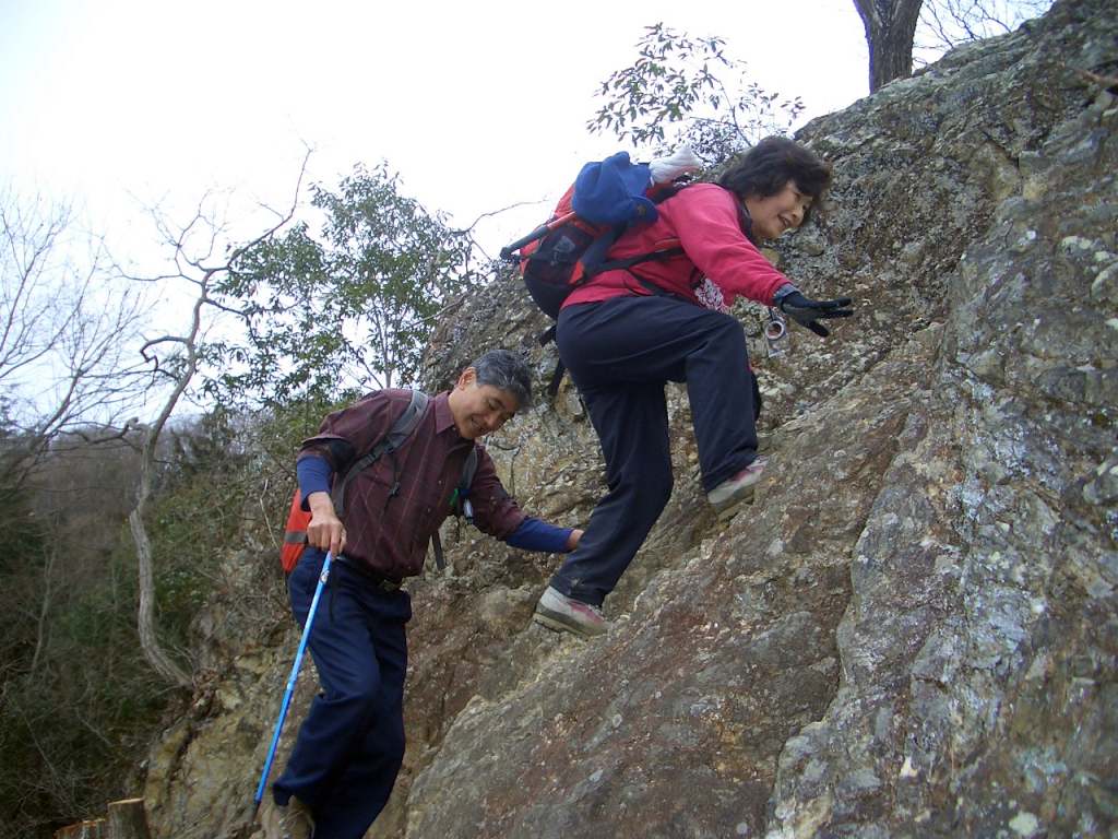 慎重に岩を超えます