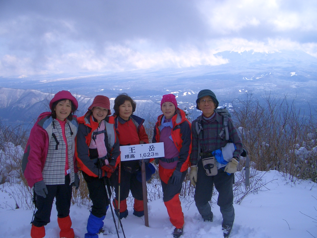 王岳山頂、残念富士山は雲の中