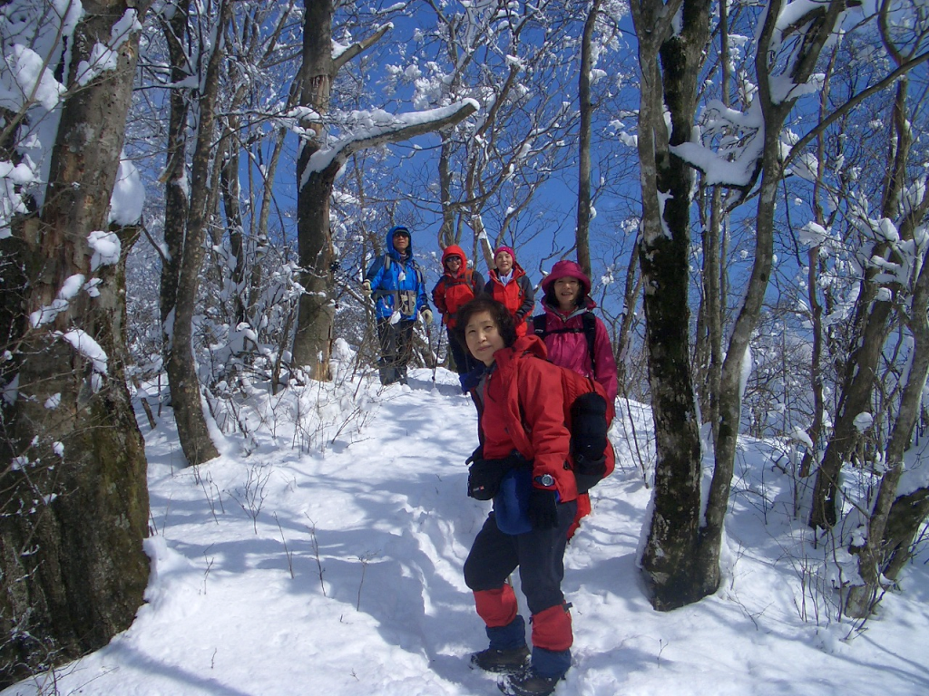  下山の途中、白い雪、青い空