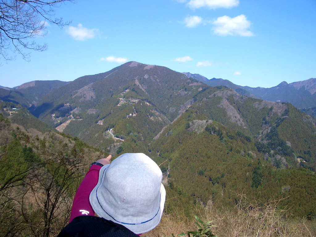 あれが御前山の方向（遠景は鋸山方面）