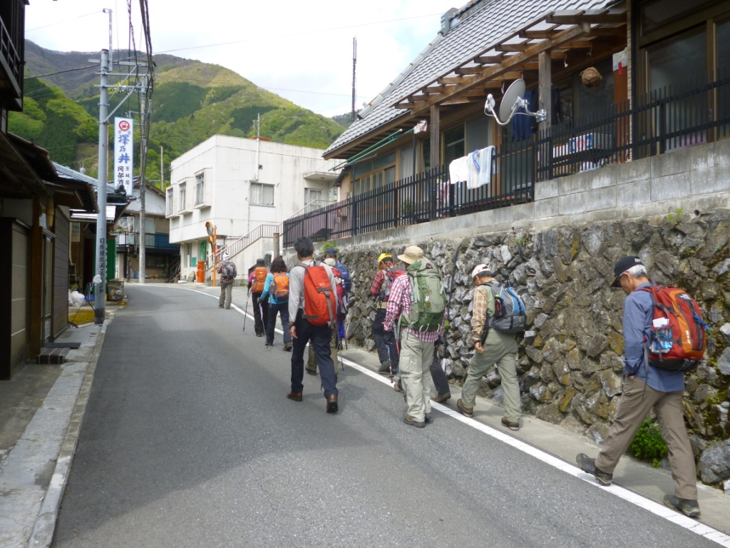  東日原バス停より歩き始めます