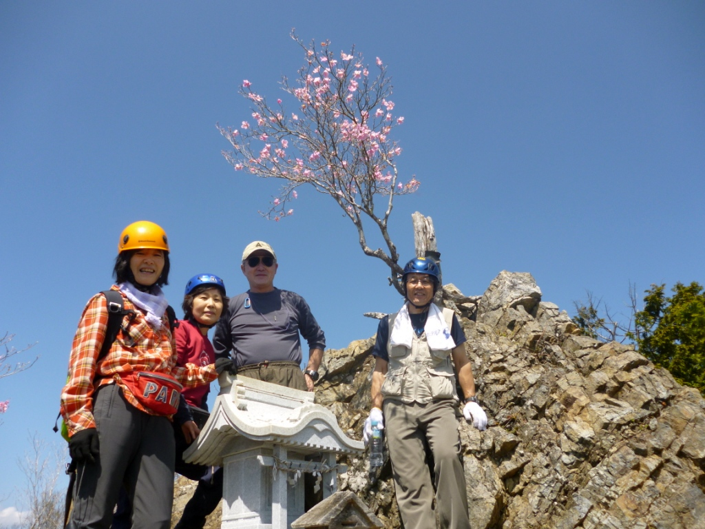 祠の前で下山の安全を祈願しつつ