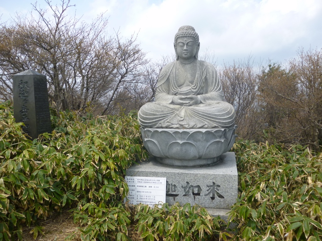  山頂にこんな立派な釈迦如来像が