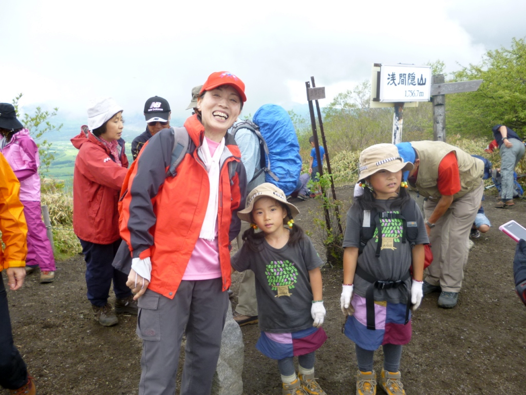 おそろいの超若い山ガールの姉妹とともに