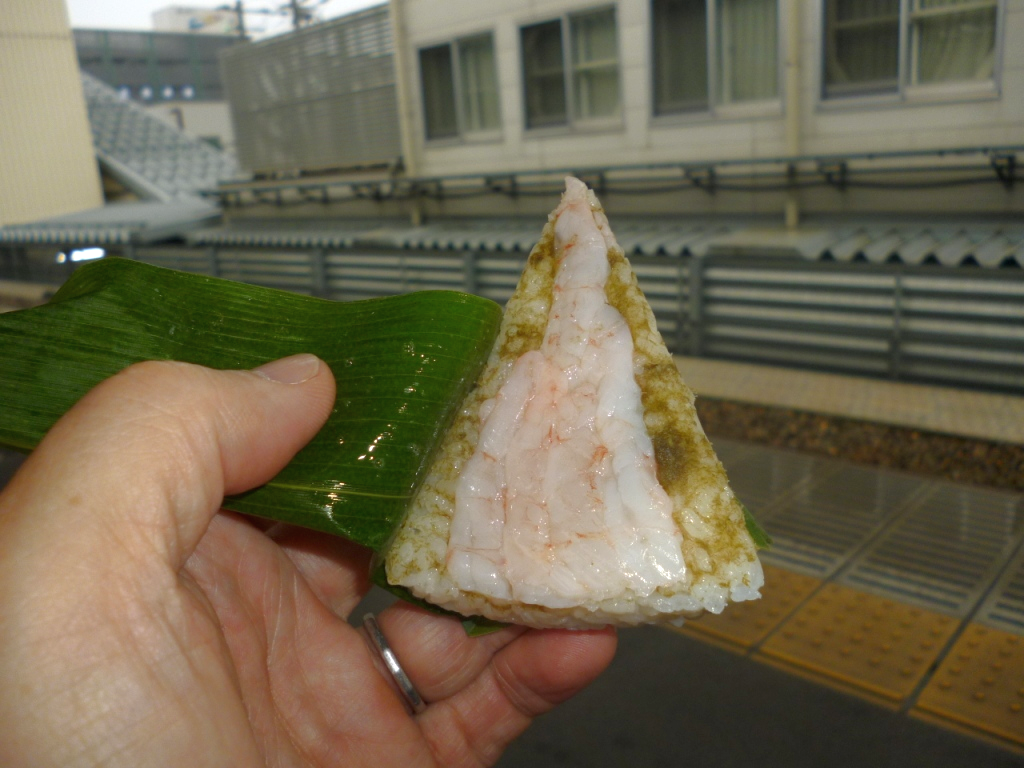  富山駅で鱒寿司で朝食です