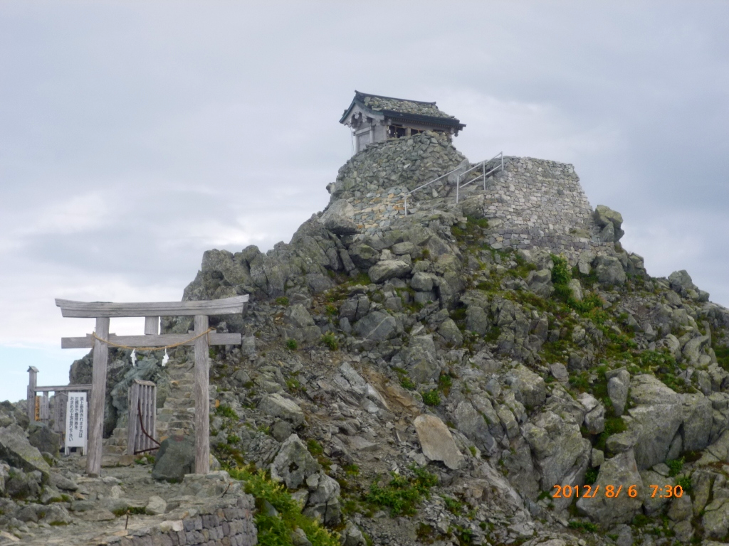  雄山山頂の社が見えました