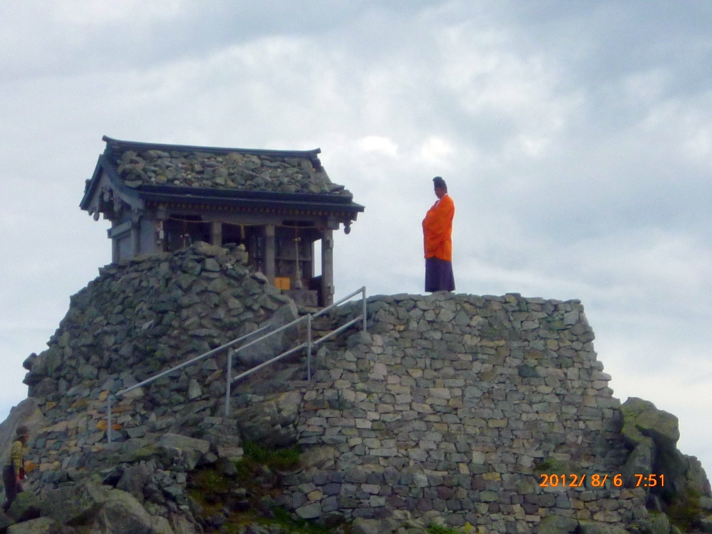  御山、山頂に立つ神主