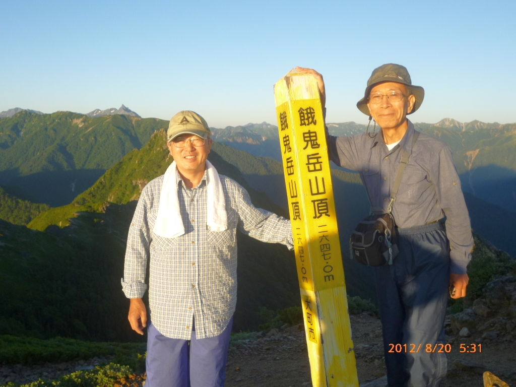  餓鬼岳山頂にて、槍ヶ岳をバックに