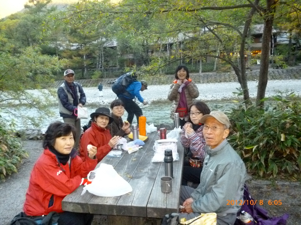  河童橋で出発前の朝食