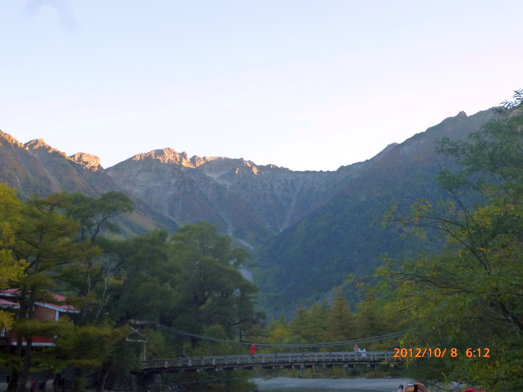  明日はあの吊尾根を歩きます