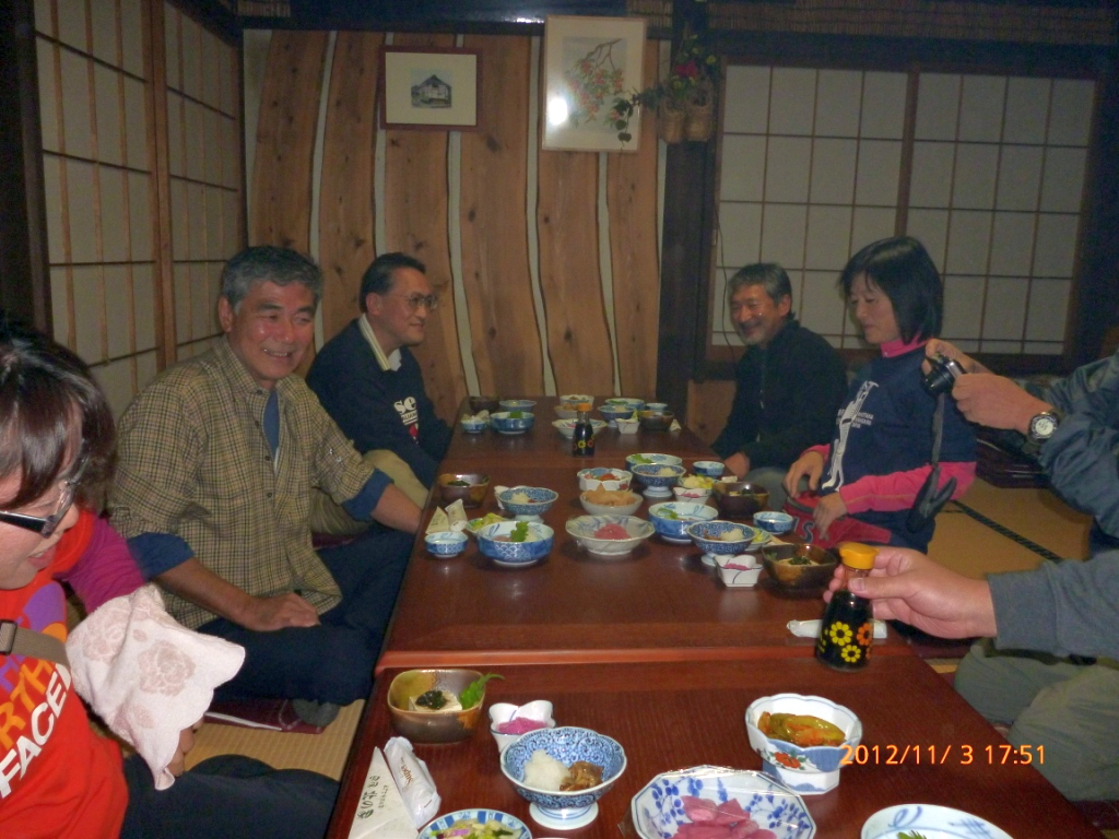  温泉に入りいよいよ酒宴が始まります