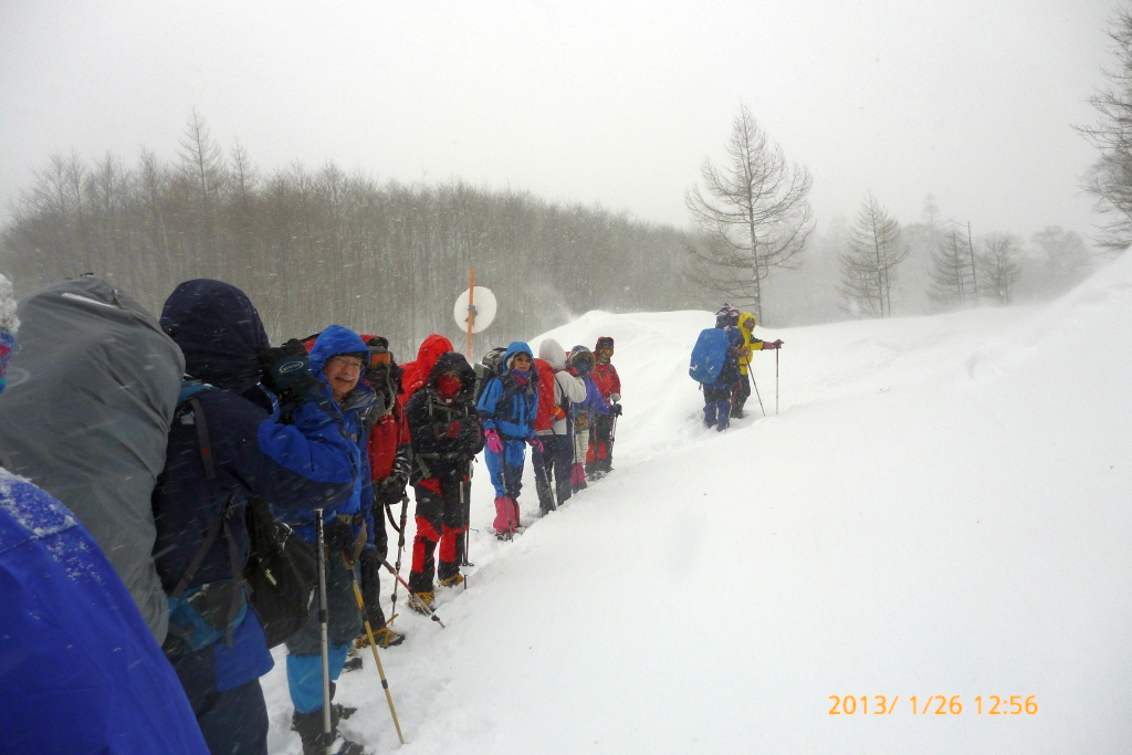  粉雪の舞う中を進みます