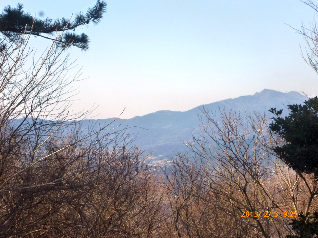  筑波山の左にかすかに富士山が・・・