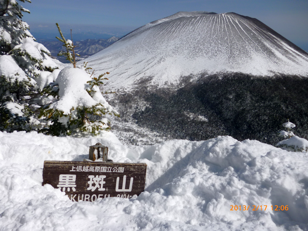  黒斑山、山頂マークは雪の中、浅間山をバックに