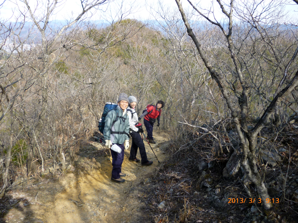  初春の山道を行きます