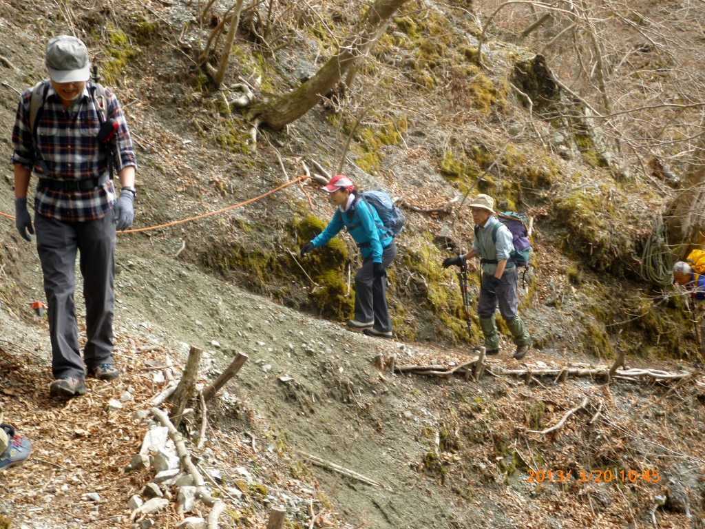  登山道が崩れています