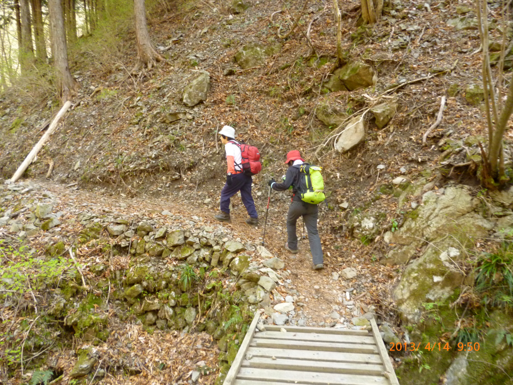  川沿いの登山道を進みます