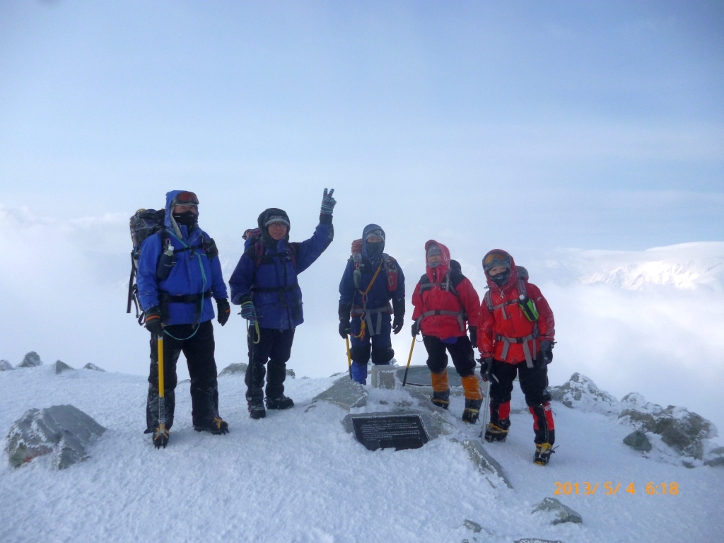  雄山、三角点の前にて、一瞬晴れました