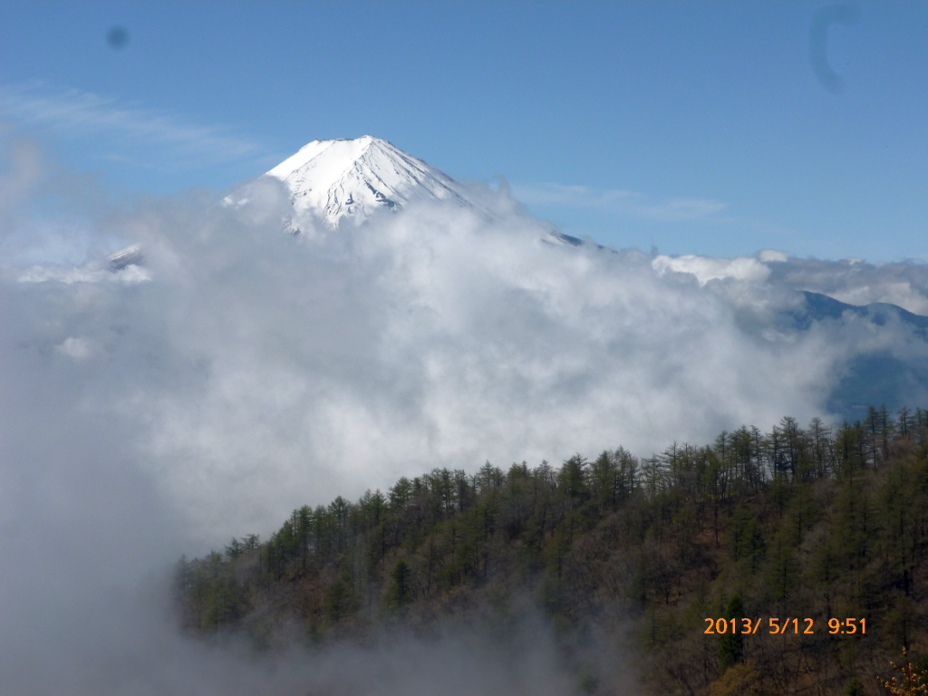  雲が切れて富士山が・・・。