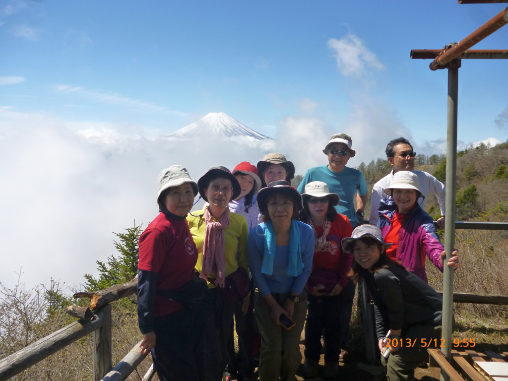  富士山をバックに、ハイポーズ