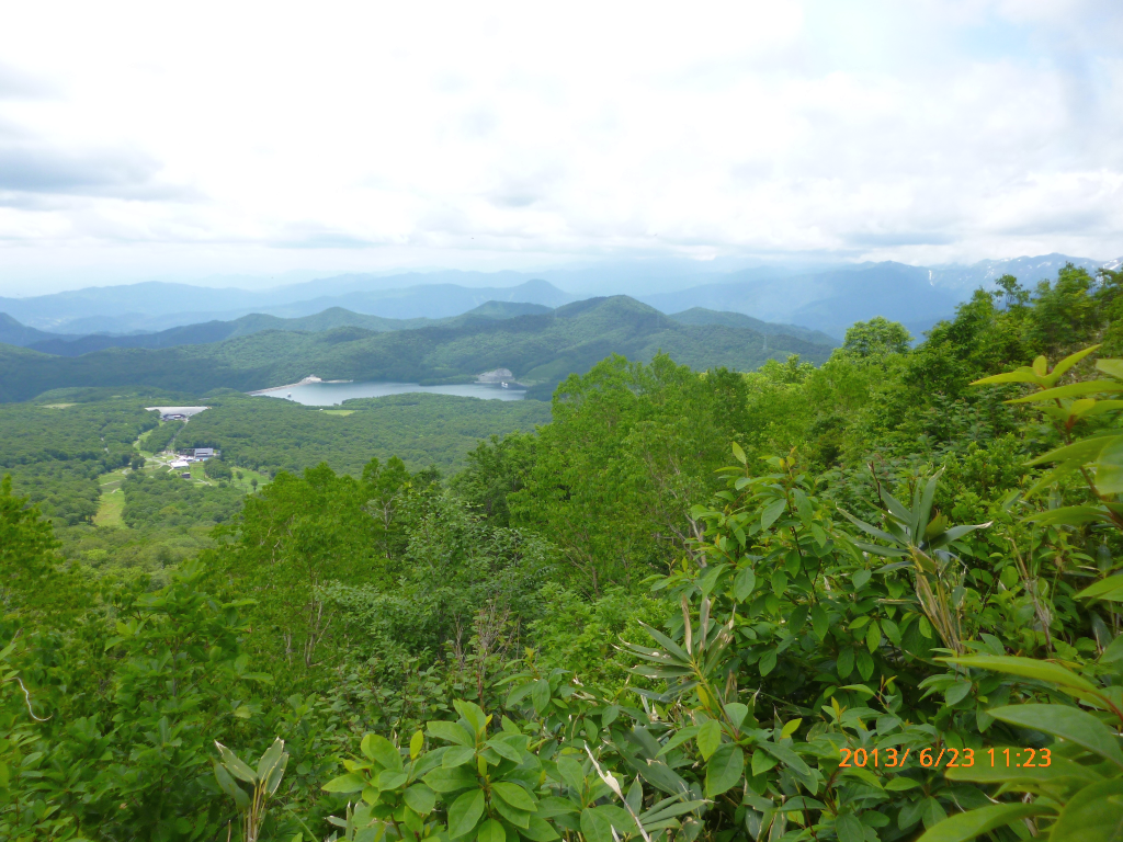  玉原湖を望む