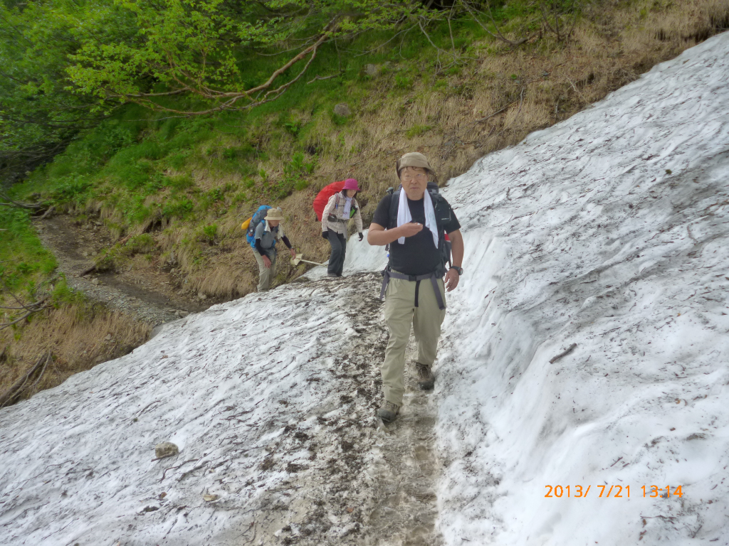  雪渓を渡って馬の背へ