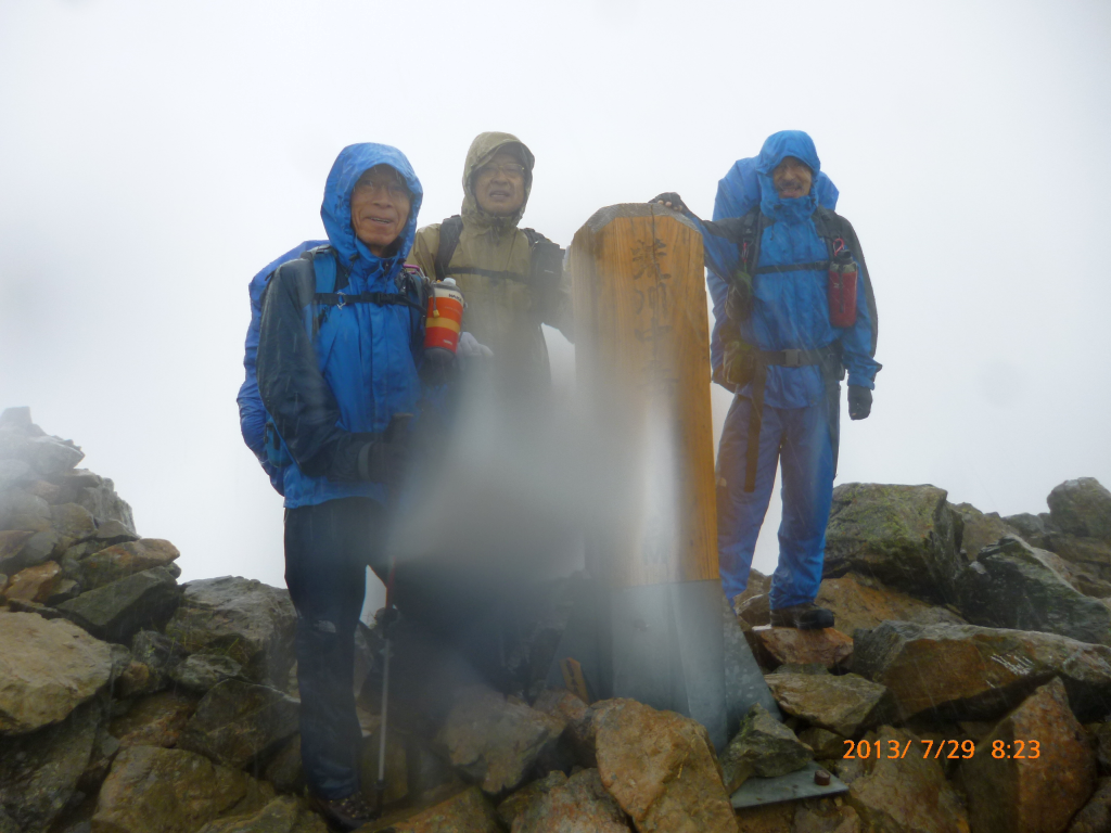  荒川中岳山頂にて、ものすごい暴風雨でした