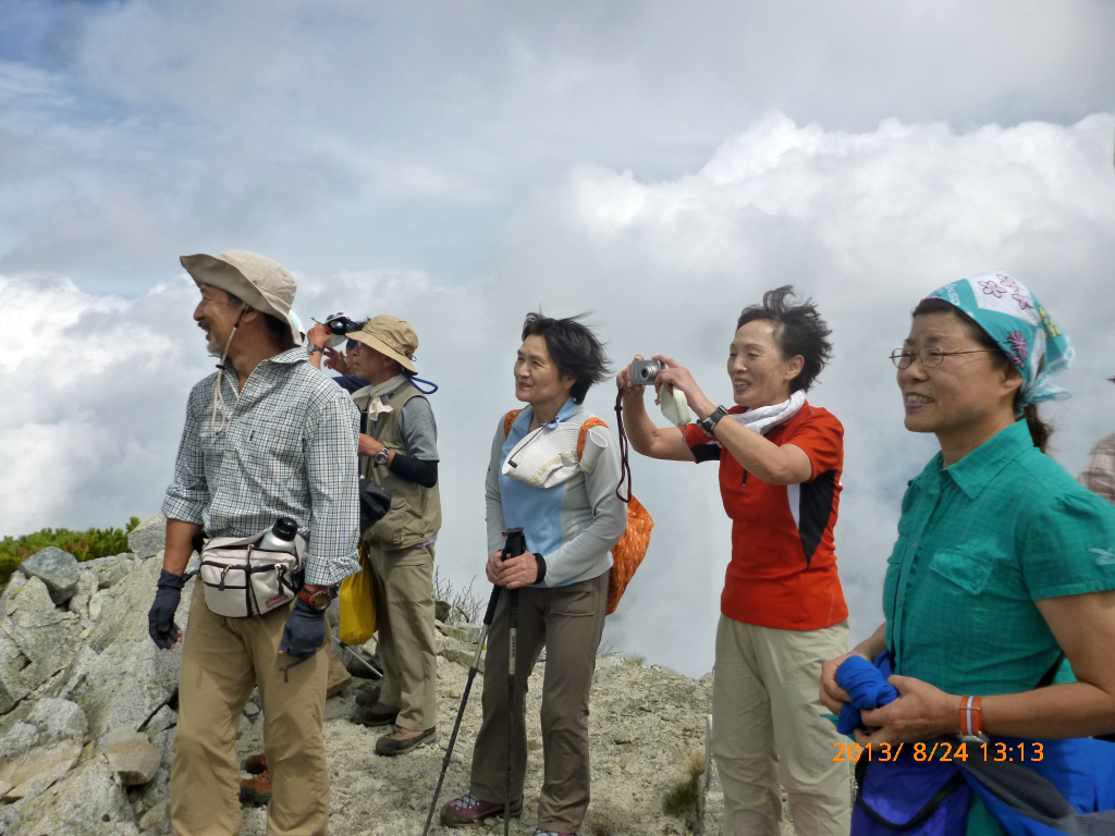  遠い山並みを見て、各自思いを馳せます。