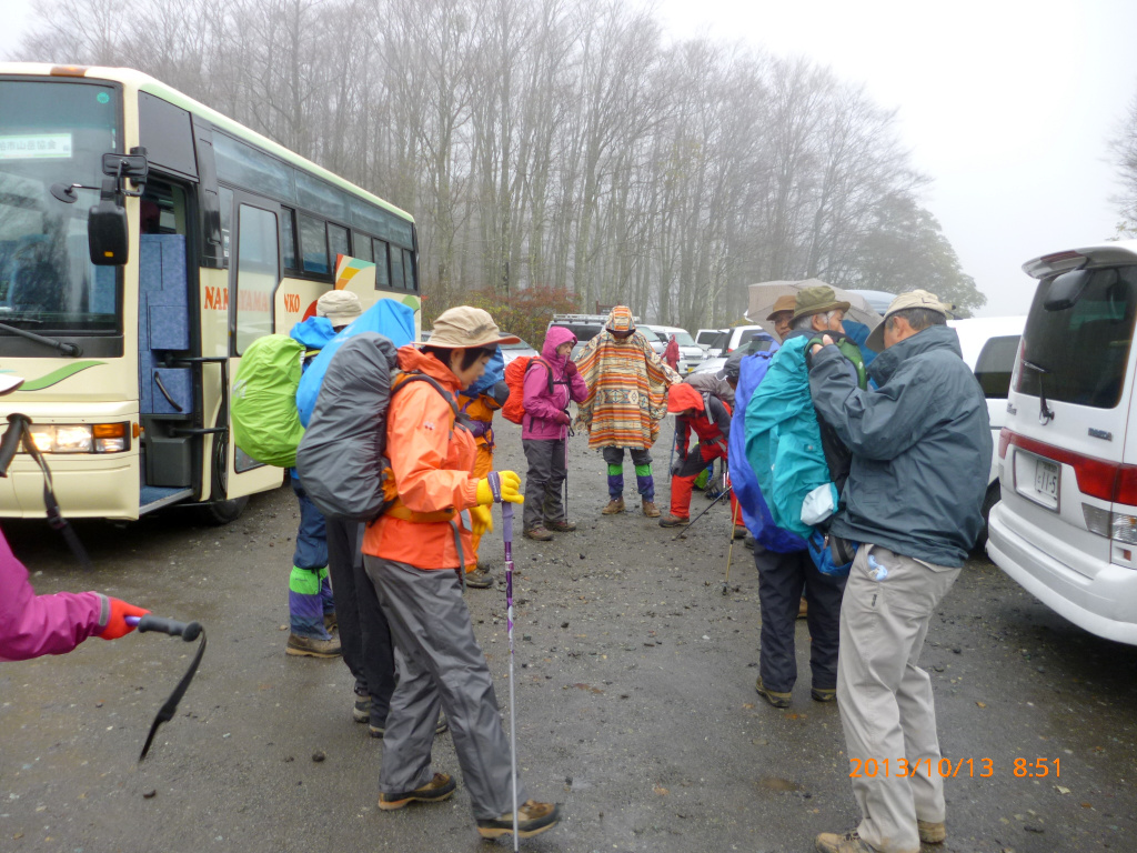  バスで八方台に着き登山準備中