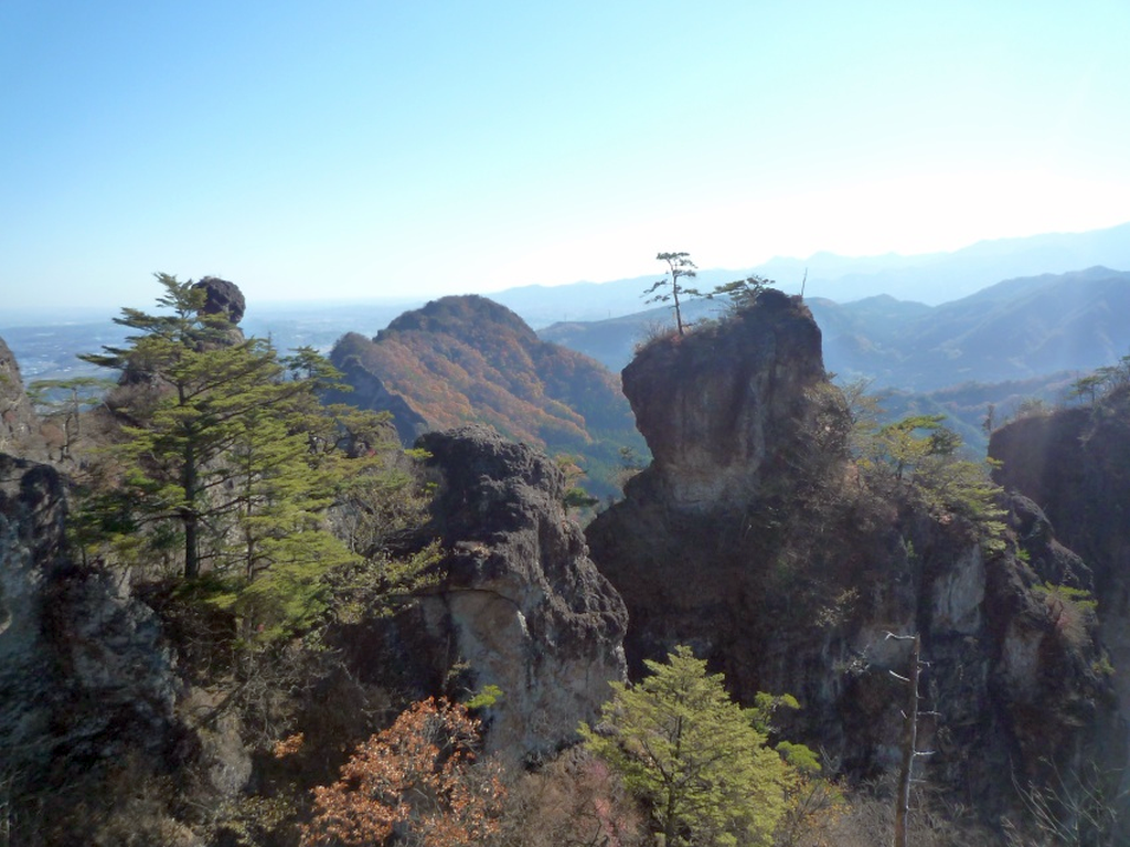  奇岩の山々が続きます