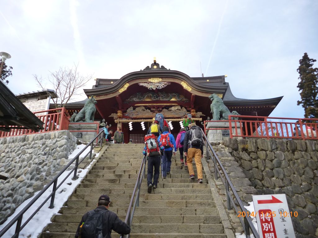 御岳神社の本殿で一年の安全登山を祈願